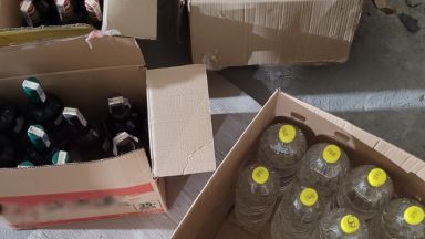Митнически служители разкриха склад за нелегален алкохол в град Бяла