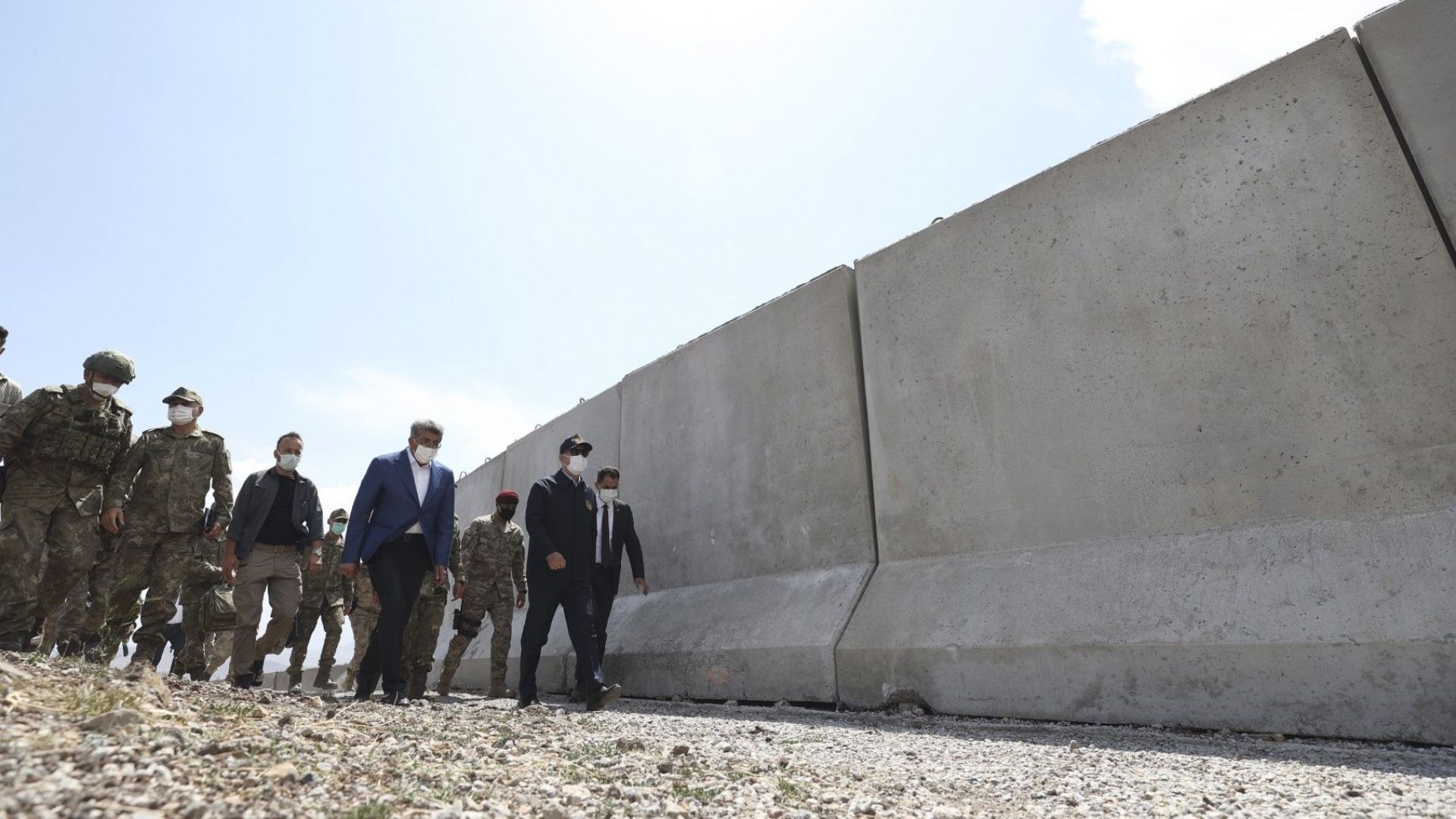 Турция строи защитни стени по границите: Ще спрат ли те афганистанците