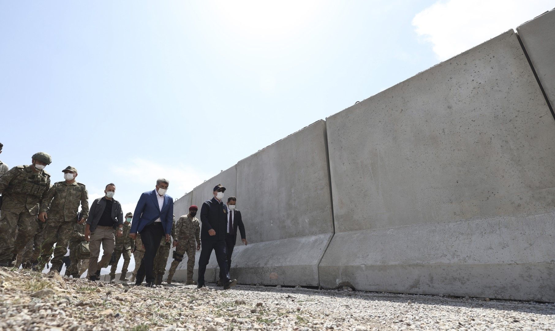 Турският министър на отбраната Хулуси Акар (вдясно) и висшите командващи армии на Турция проверяват турско-иранската граница във Ван, Източна Турция. На мястото е изградена ограда