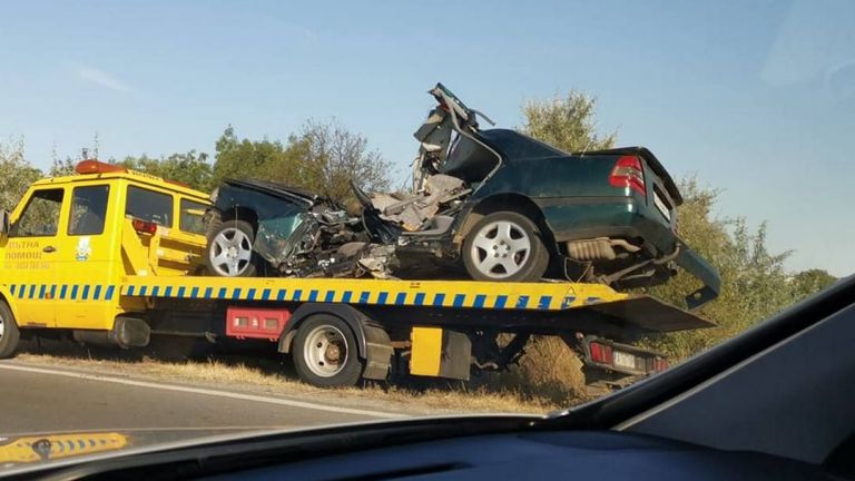 Млада шофьорка е с опасност за живота след катастрофа на