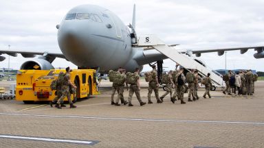 Най малко петима души бяха убити на летището в Кабул след