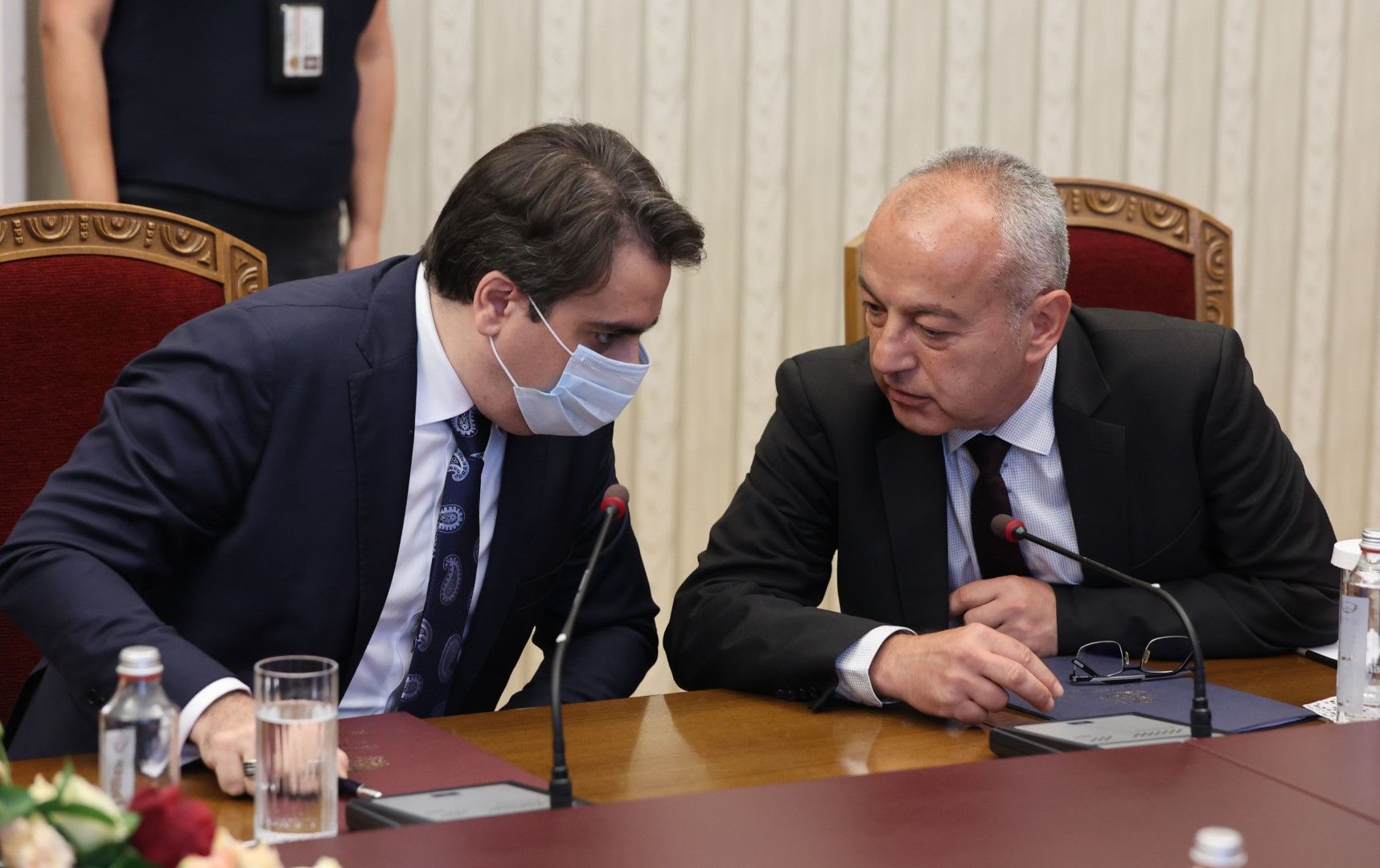 Министрите Асен Василев и Гълъб Донев по време на заседание на правителството. Без актуализация на бюджета парите за добавката от 50 лева към пенсиите не е гарантирана дори за октомври