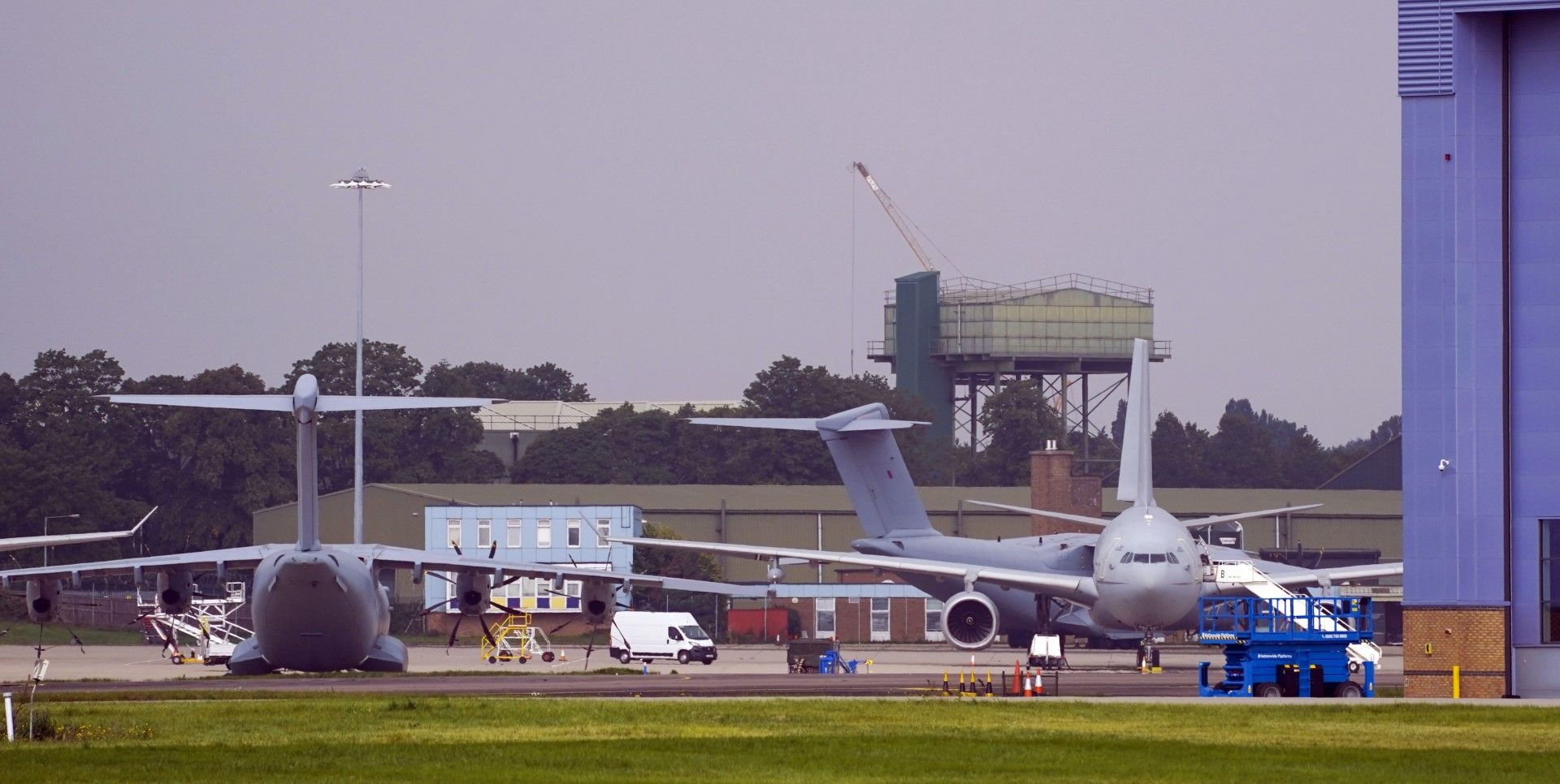 Самолети, пристигнали на британско летище след евакуация на хора от Кабул, Афганистан, на 16 август