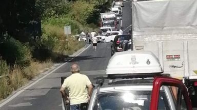 Сблъсък на 3 коли и пожар затвори за часове пътя София-Варна