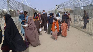 На летището в Кабул цари хаос заради хилядите афганистанци които