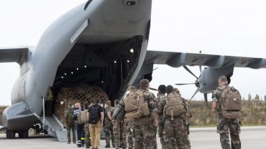Военните полети с които се евакуират дипломати и цивилни от