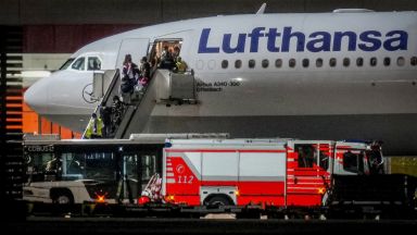 Великобритания обяви че ще приеме 20 000 афганистанци и призова