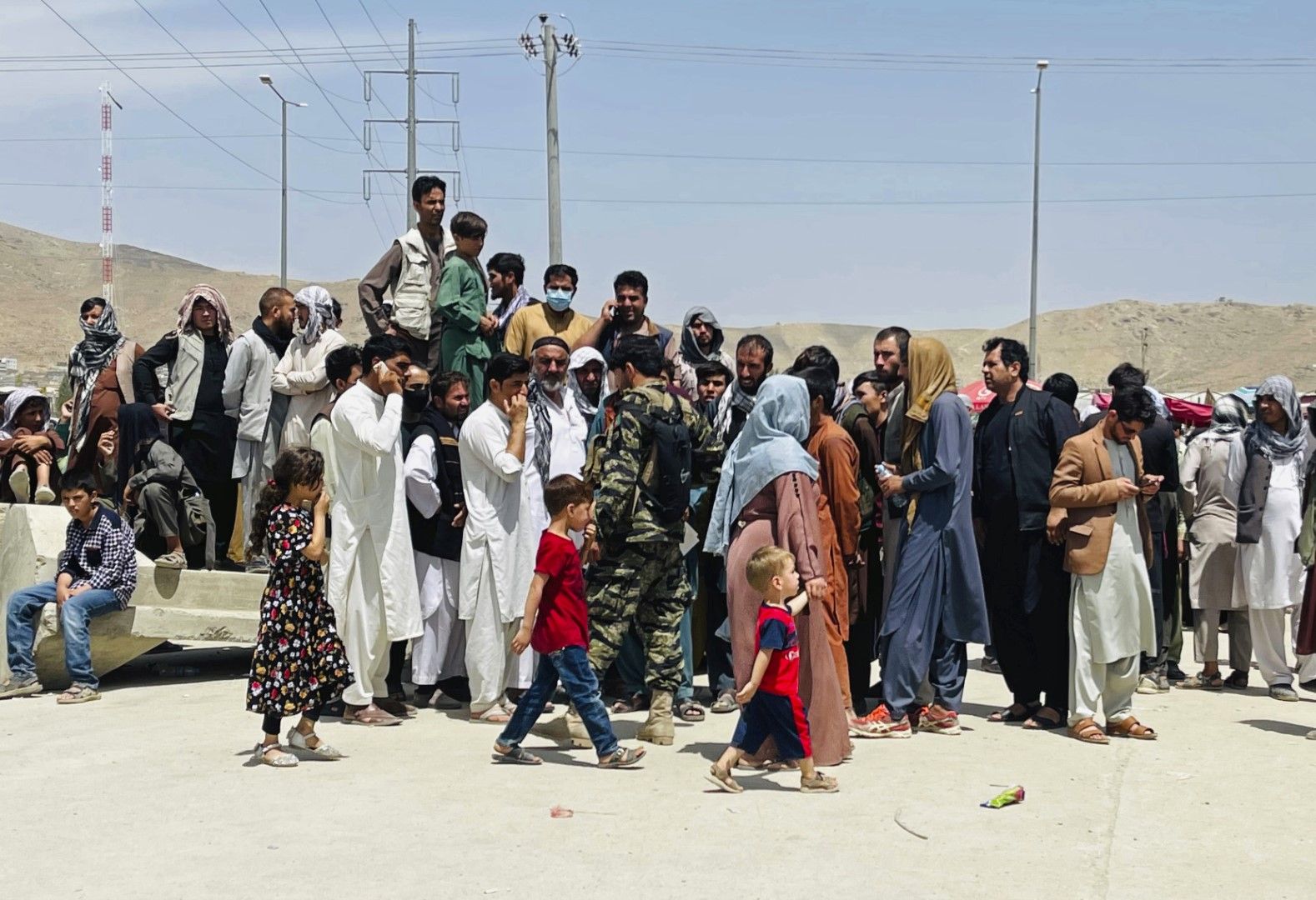 Хиляди хора са се събрали край летището в Кабул в очакване на евакуация. В същото време досегашни ръководители призовават за народна съпротива срещу талибаните