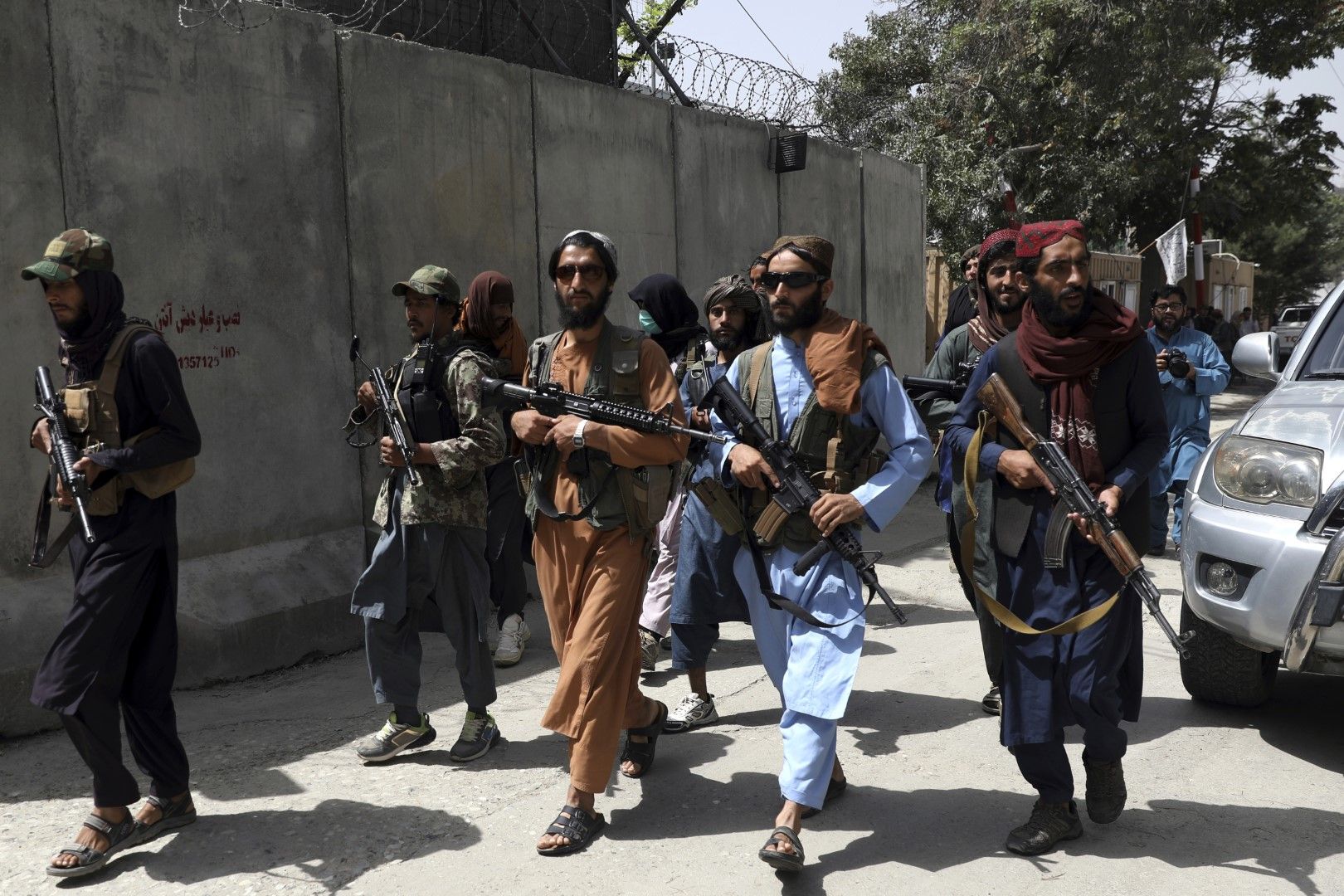 Талибански патрул в Кабул. Едва ли някой инвеститор би вложил средства в тази обстановка
