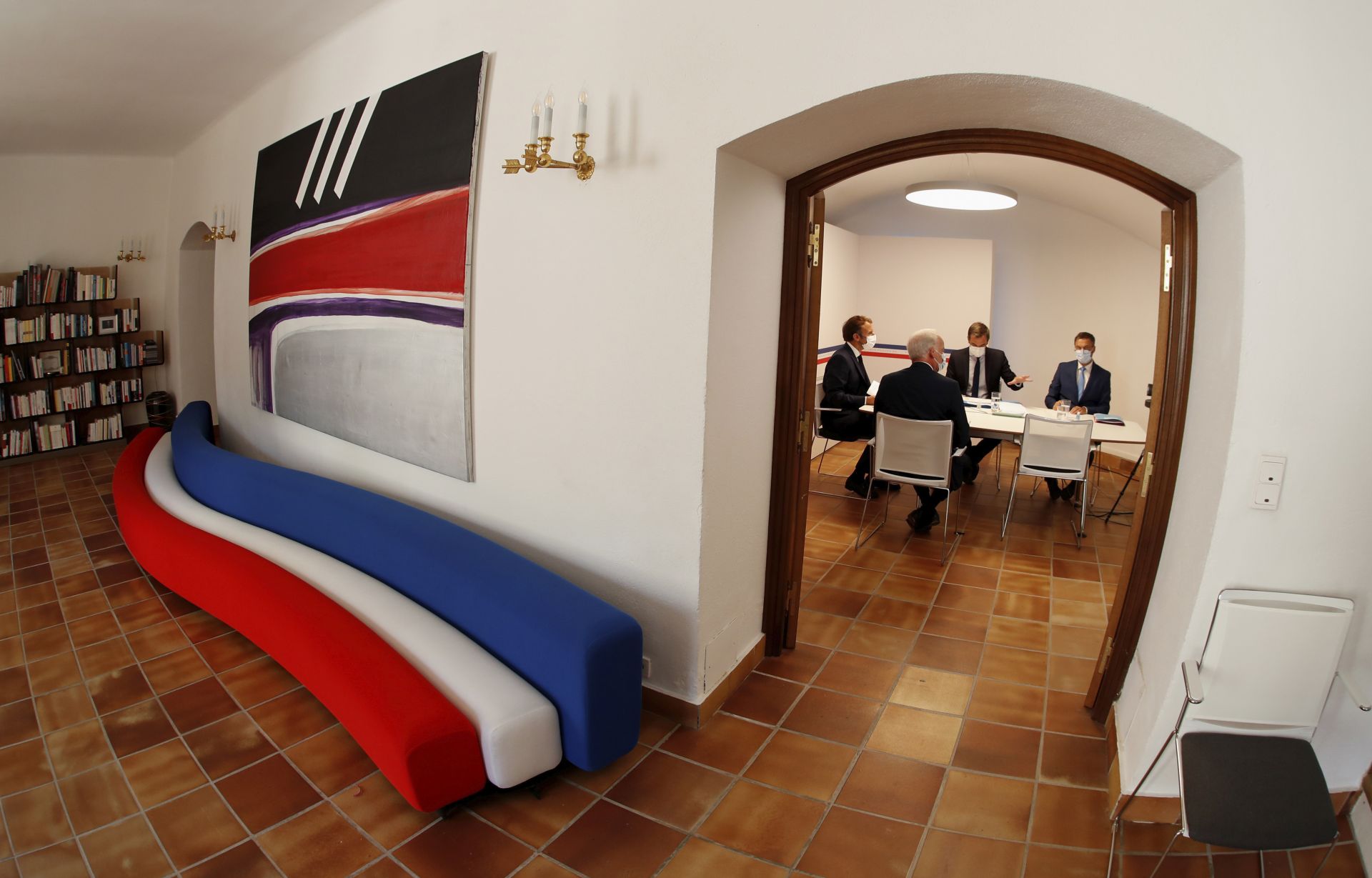 11 август 2021:  Макрон провежда работна среща във френската резиденция в Брегансон Макрон провежда работна среща във френската резиденция в Брегансон 