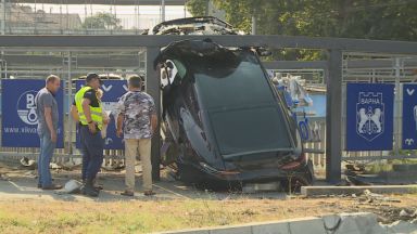 Във Варна неизвестен шофьор не е могъл да вземе завоя