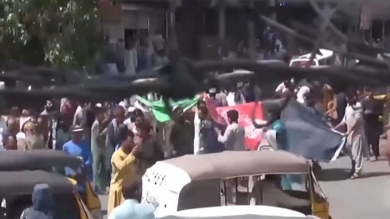 Бойците на талибаните откриха стрелба по протестиращи, развяващи стария националния