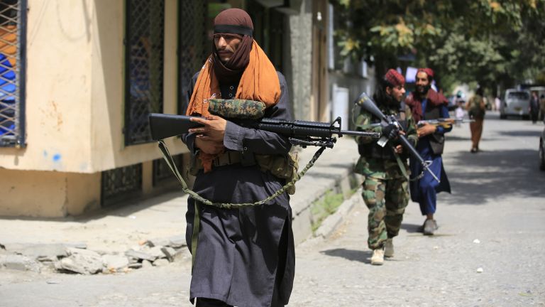 Талибаните обявиха комендантски час в Кабул. Забранява се излизането от