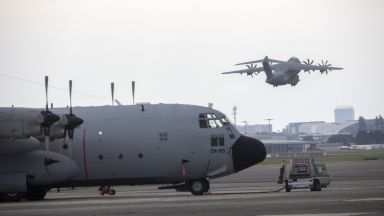 Министерството на външните работи поддържа непрекъсната връзка с останалите в