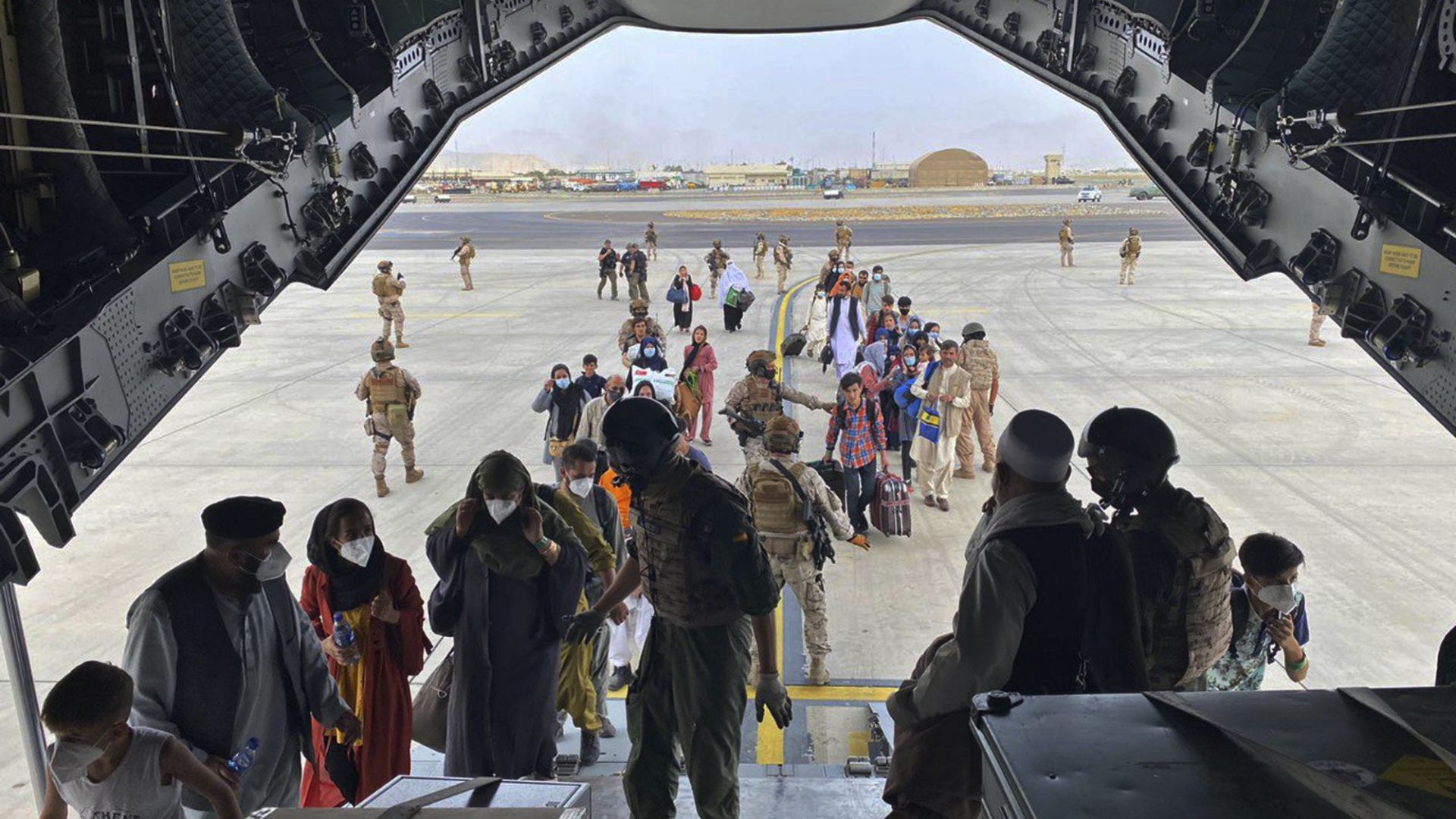 Броят на жертвите на хаоса на летището в Кабул нарасна на 12