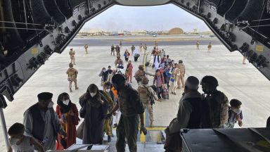 Броят на жертвите на хаоса на летището в Кабул нарасна на 12