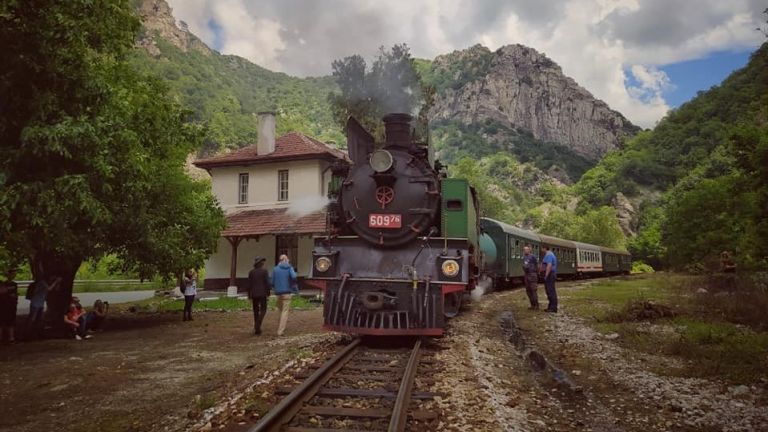 Пътуването с Родопската теснолинейка е сред най-вълнуващите есенни маршрути в Европа