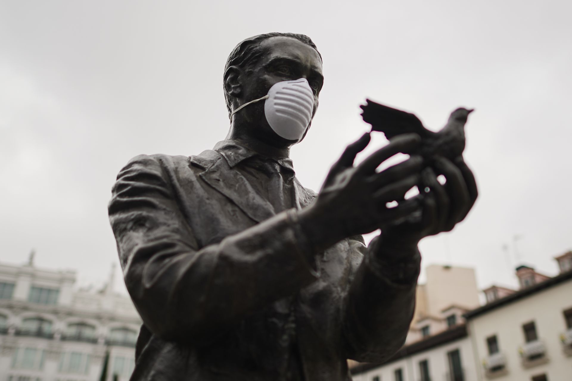 Паметникът на Лорка в разгара на Ковид пандемията