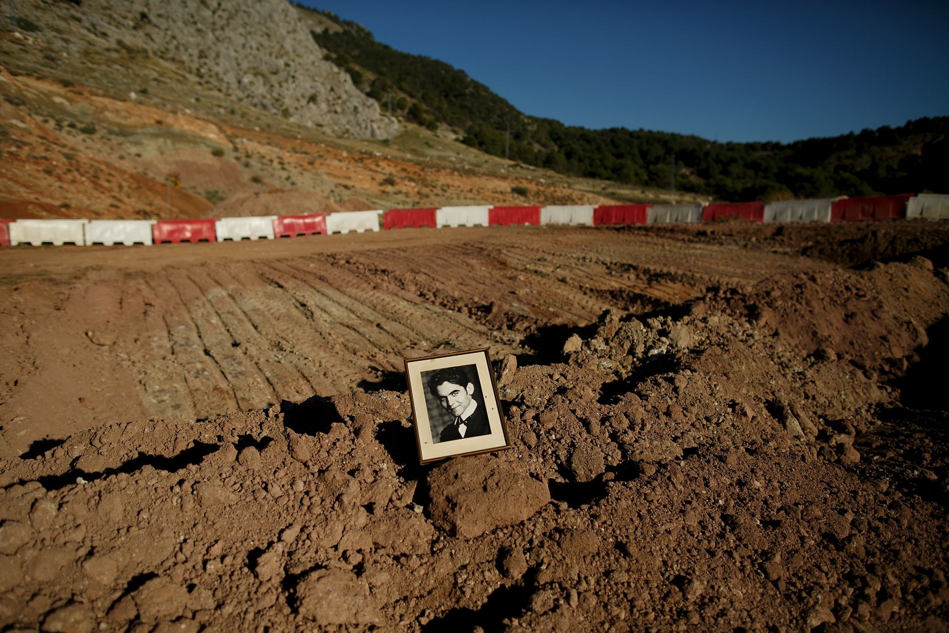 Портрет на Лорка е поставен на мястото, където археолози ракопават в търсене на обю гром за жертвите на Гражданската война. (Снимка от 2014 г.)