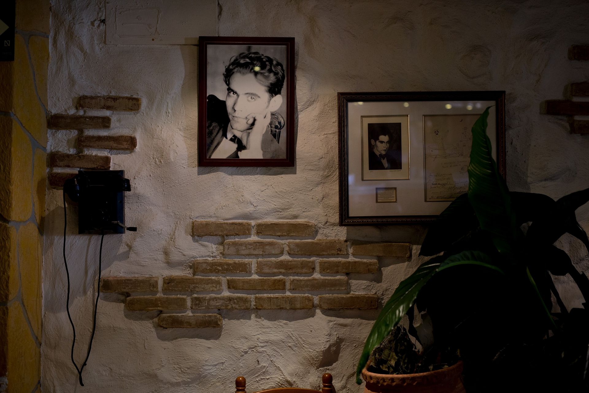 Портрет на Лорка на стената на ресторант в родната му Андалусия 