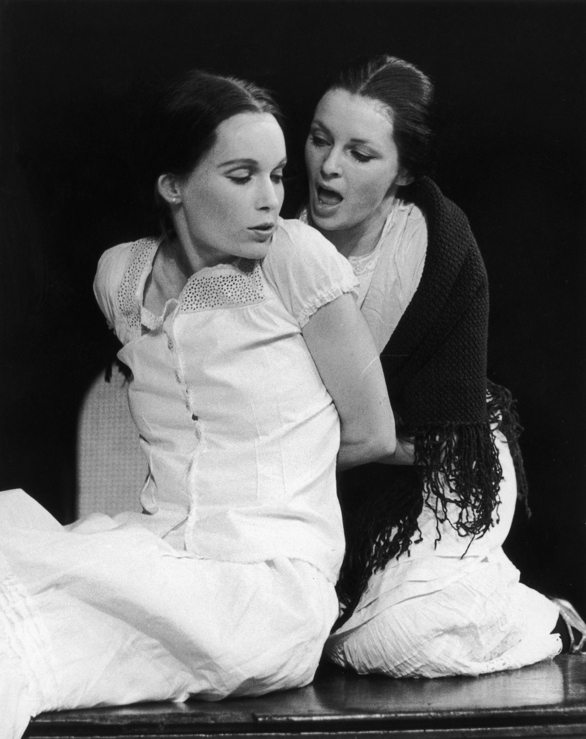 20 март 1973 г.: Миа Фароу като Адела с Мораг Худ като Мартирио на репетиция на постановката на Фирмения театър на 'Къщата на Бернарда Алба' в театър Гринуич, Лондон. Пиесата е превод на Том Стопард на произведение на Лорка. 