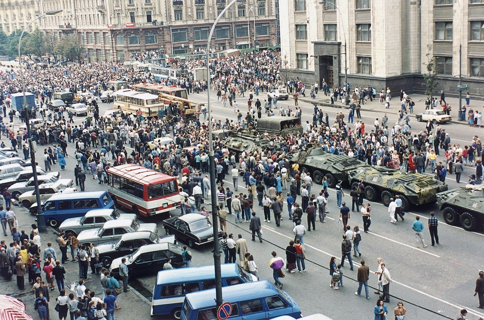 Колони от танкове тръгват към центъра на Москва