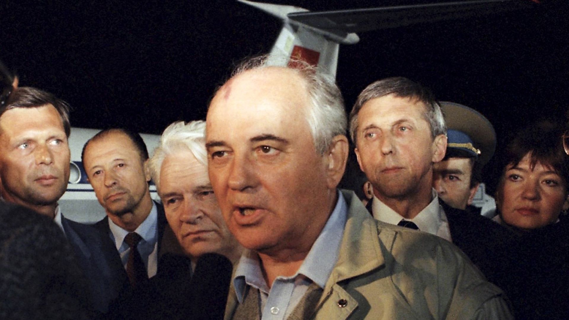  Михаил Горбачов самичък оказва помощ за заличаването на своята власт 
