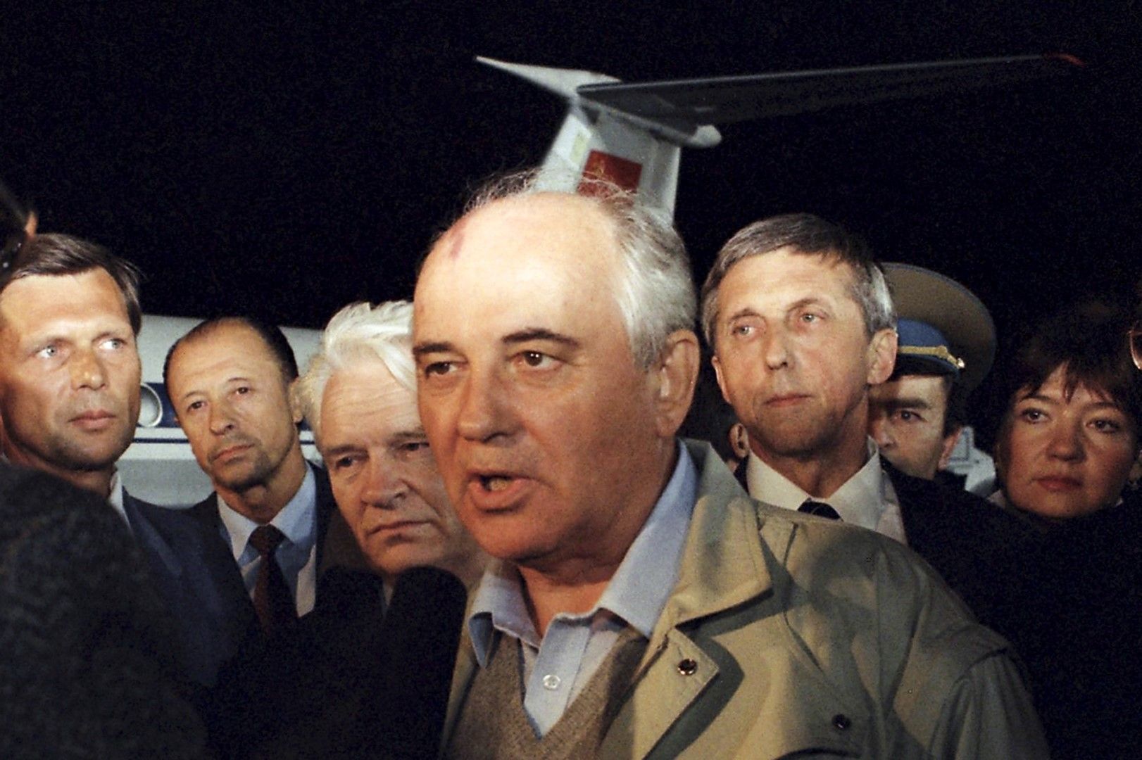 След август 1991 година Горбачов рязко започва да губи властта в ръцете си