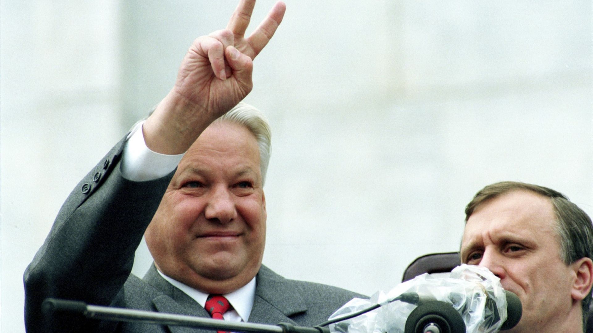 Въпреки добрите отношения на Елцин със Запада, недоверието между САЩ и Русия не се е изпарило