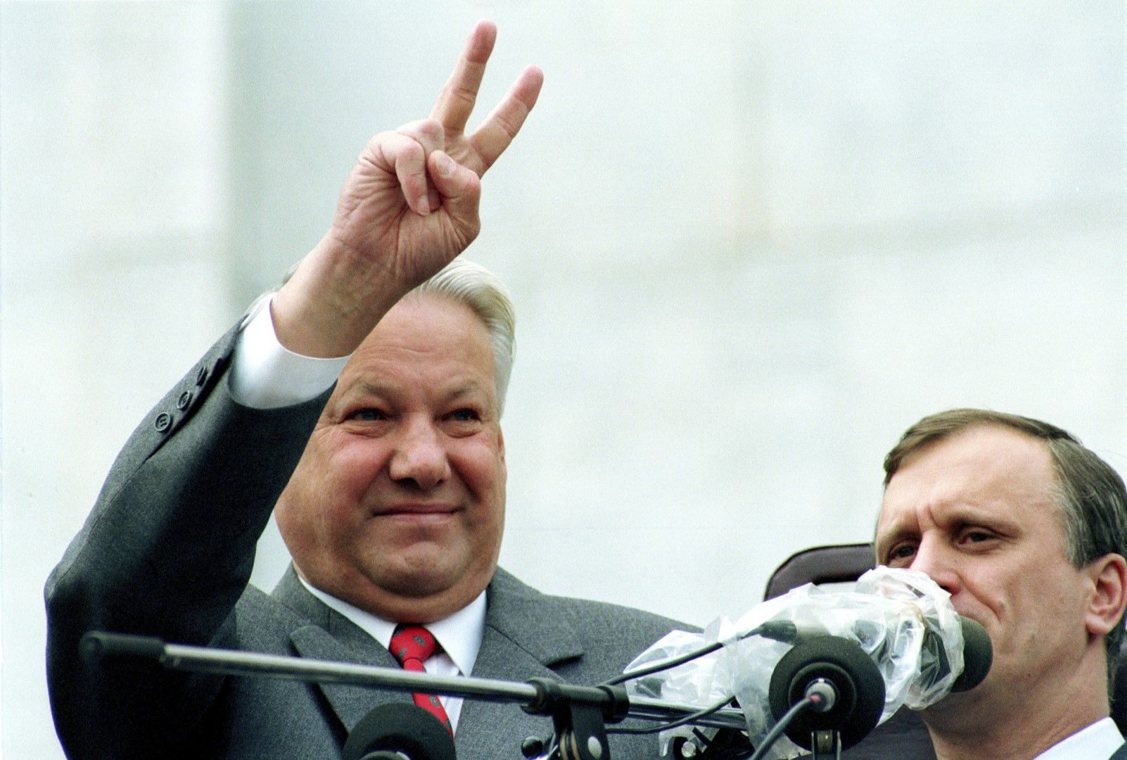 Борис Елцин изиграва ключова роля в провала на августовския пуч