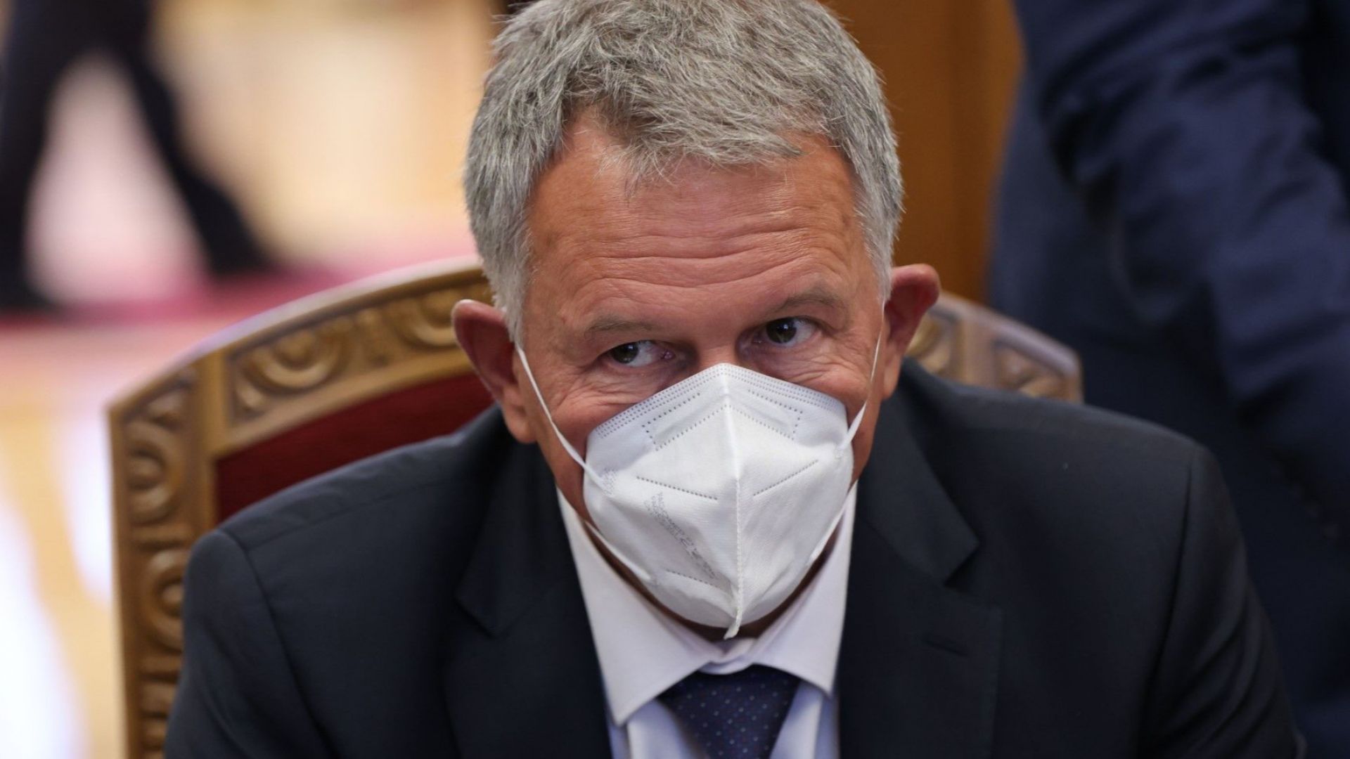 Министър Кацаров: Респираторите свършват, може да пращаме болни от COVID-19 в чужбина