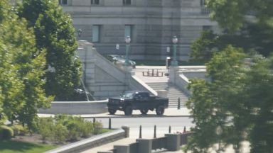 Полицията преговаря в мъж близо до Капитолия във Вашингтон който