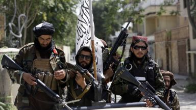 Британският премиер Борис Джонсън предупреди че талибаните ще бъдат съдени