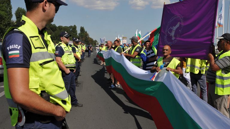 Работниците на Автомагистрали-Черно море и днес затвориха за час възлово