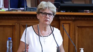 Засега няма предвидени средства за разширяването на единствената пътна връзка