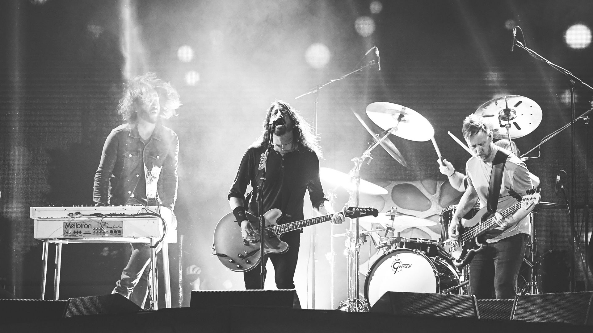 Барабанистът Джош Фрийз ще се присъедини към Foo Fighters за предстоящото им турне