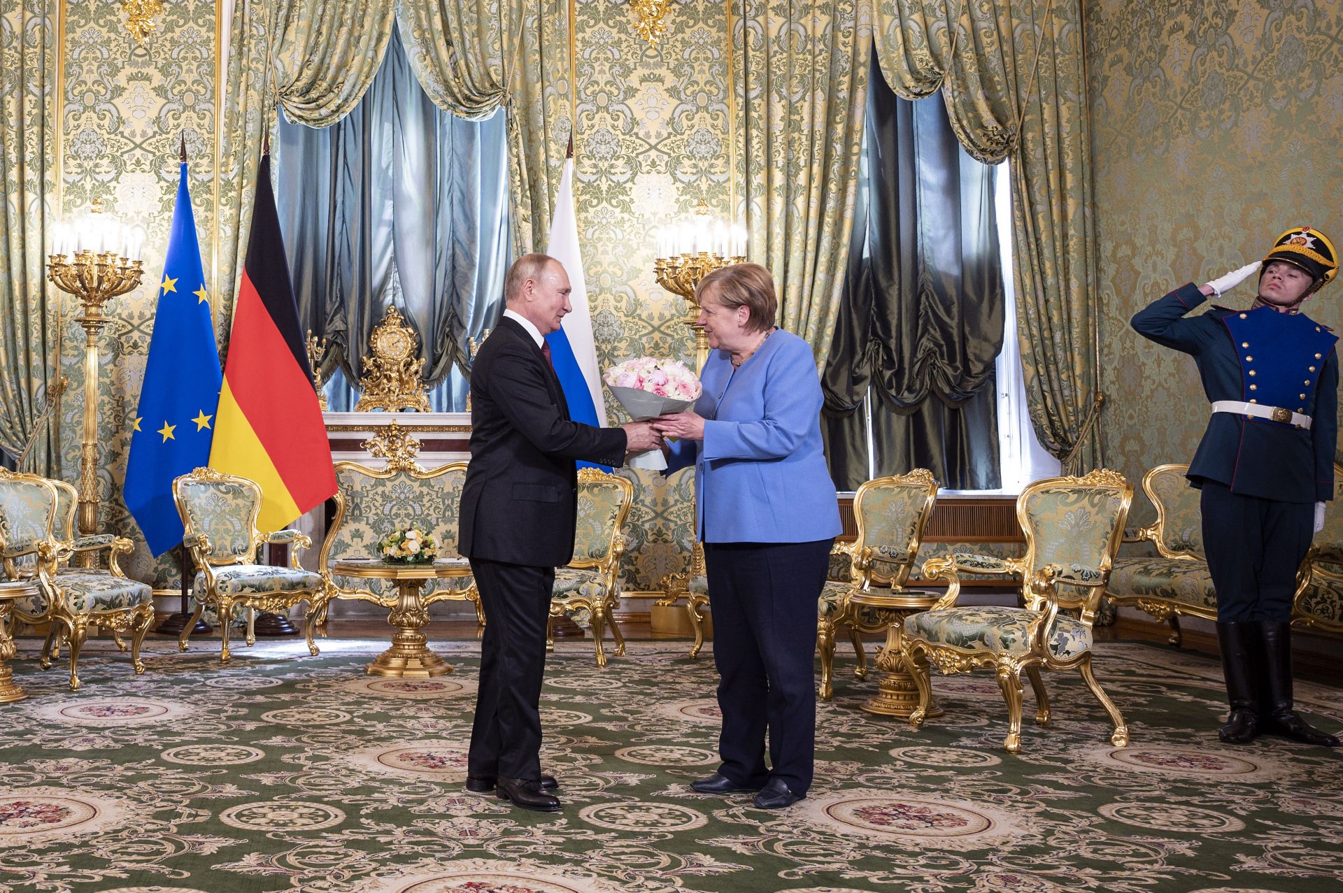  Преди началото на срещата съветският президент сервира букет цветя на немската канцлерка и сподели, че 