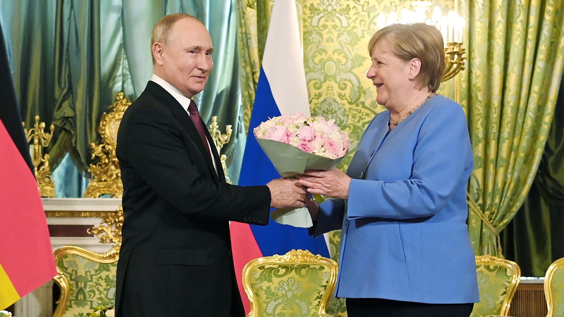 Меркел пристигна в Москва за преговори с Путин (видео/снимки)
