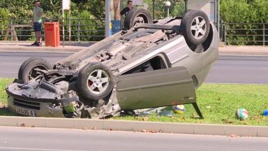 Кола се преобърна по таван след удар в такси във Варна