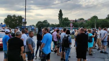 Блокада затвори пътя София Перник на светофара при разклона