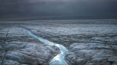 За първи път: Дъжд над ледената шапка на Гренландия (видео)