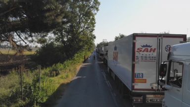 Шофьори на товарни автомобили чакат между 15 и 20 часа