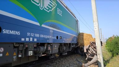 Влак и камион се сблъскаха на жп прелез край гара Орешец, трима са загинали 