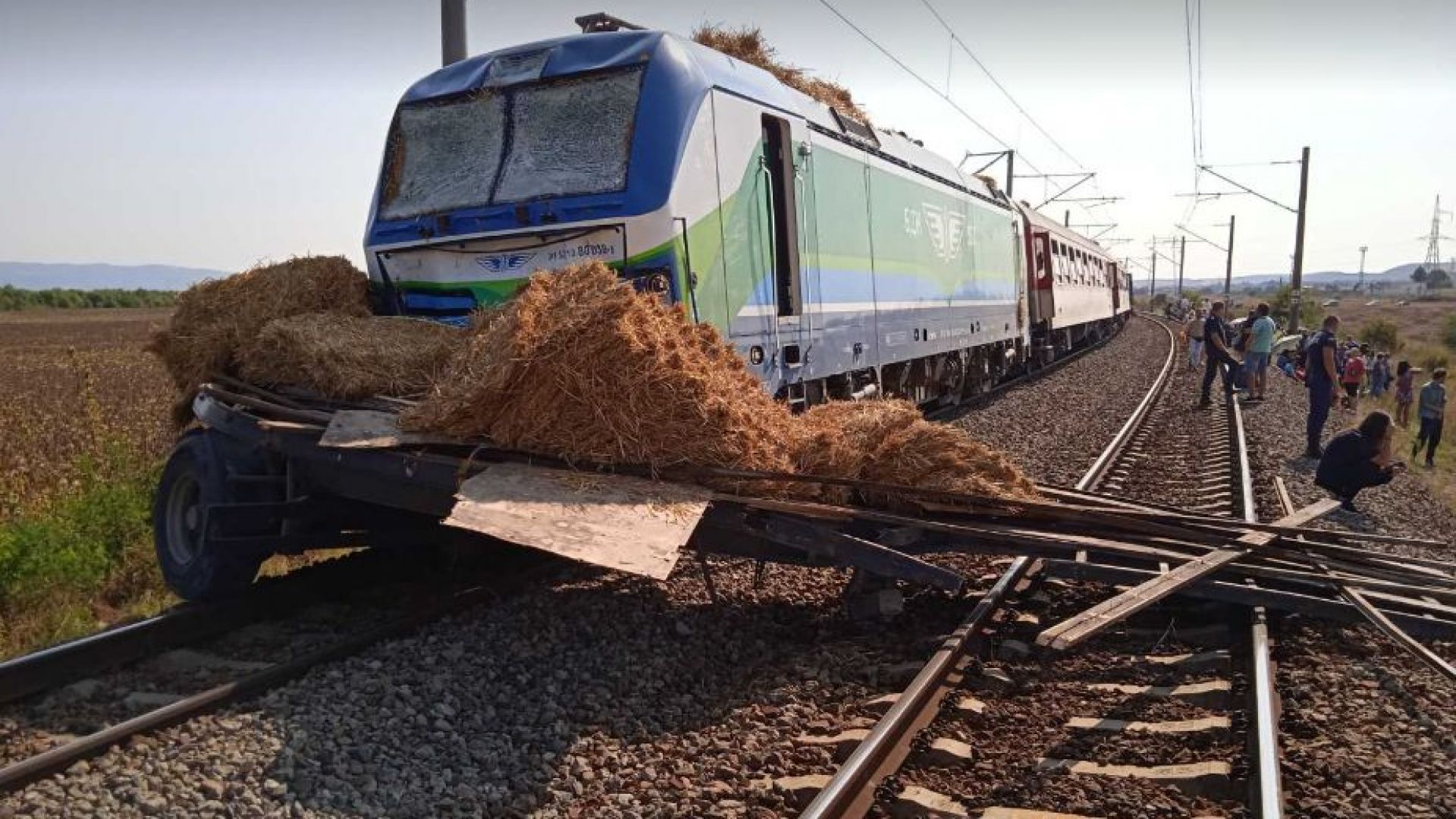 Влакът Бургас-София блъсна камион, движението по линията е спряно (снимки/видео)