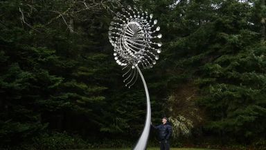Хипнотизиращите скулптури на Антъни Хау оживяват с вятъра