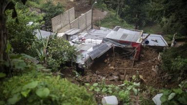 Най малко 8 души са загинали при преминаването на тропическата буря