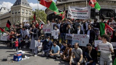 Стотици граждани сред които афганистанци демонстрираха днес в Париж с