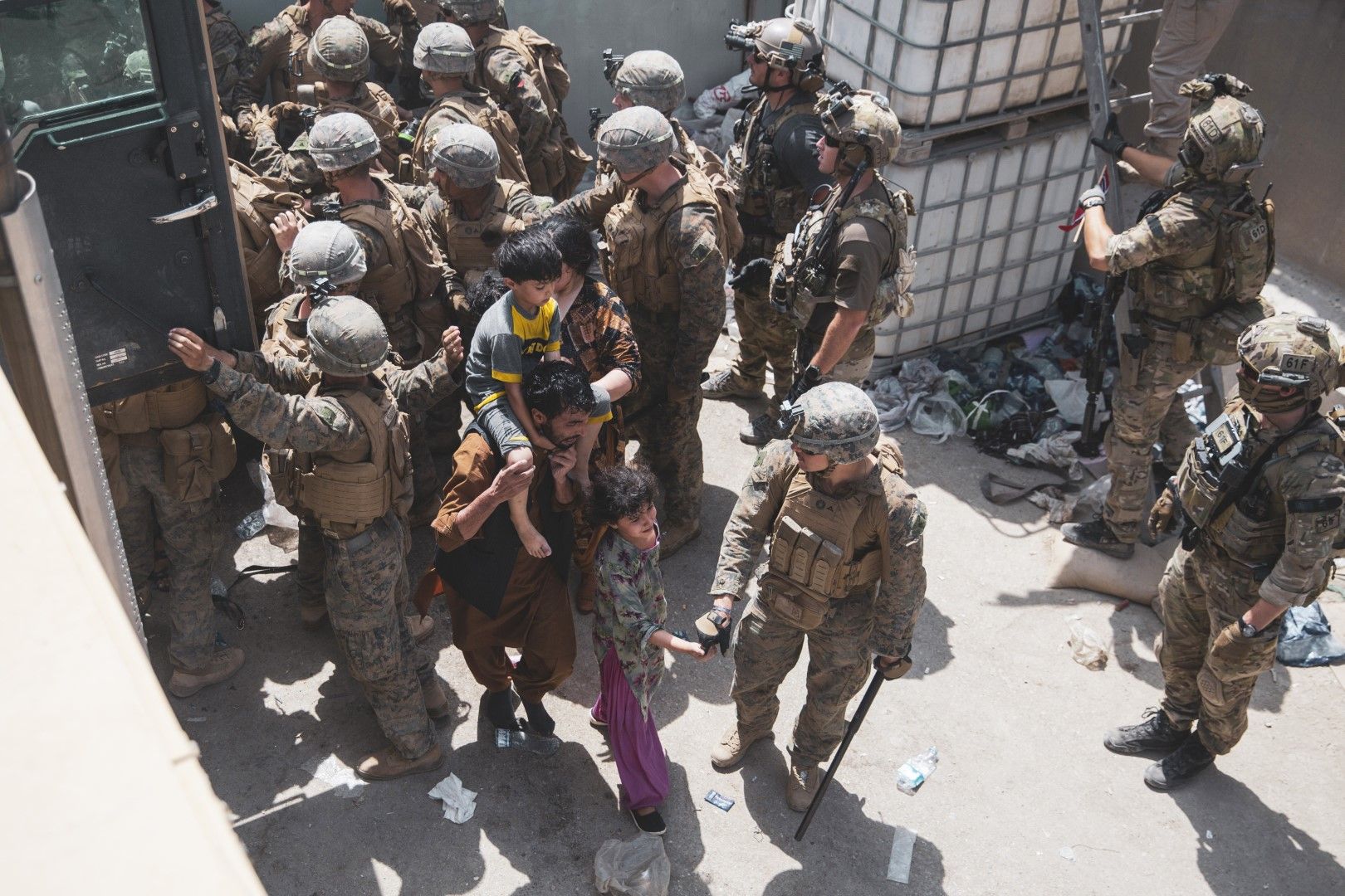 Американски и норвежки военни помагат на евакуацията на афганистанци в Кабул