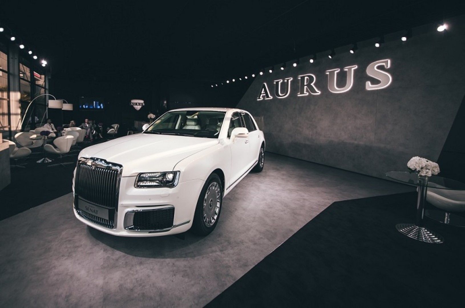 Сравняват руският автомобил на Aurus с Rolls-Royce