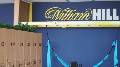 Те разбират бурната страст на феновете но проследяват играта с